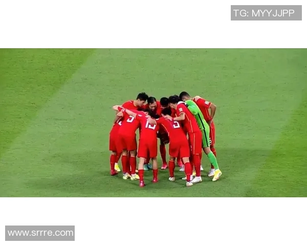 球迷与足球明星亲密互动合影留念共度难忘时光